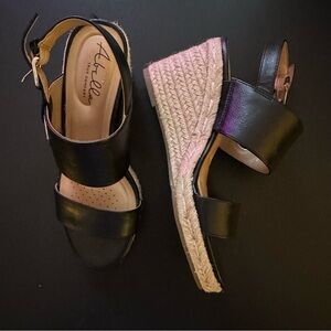 ⭐️ Ariella 7 Black and Tan Wedge Sandals